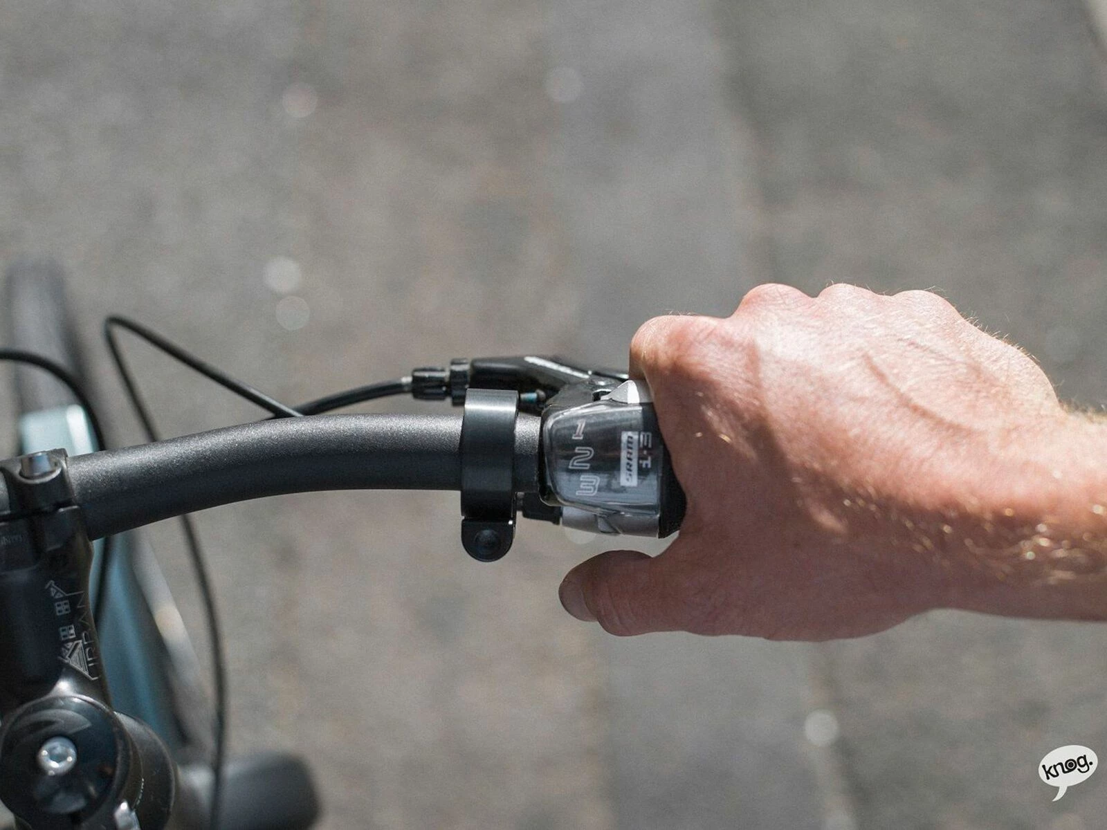 Knog Oi Classic - Small, White/pink 4 Knog Oi Classic - Small, White/pink – Bild 2